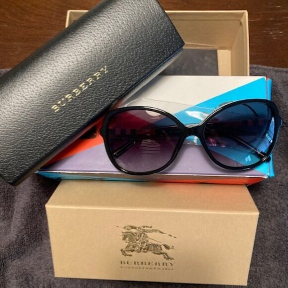 Brand new Burberry sunglasses - Picture 1 of 3